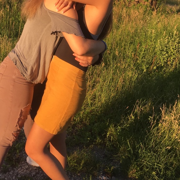 Yellow skirt - Picture 2 of 3